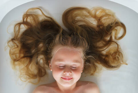 Nahaufnahme eines jungen Mädchens mit Haaren in der Badewanne. - CAVF96746