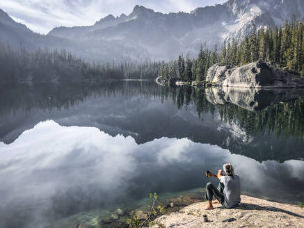 Morgenkaffee an einem Alpensee - CAVF96756