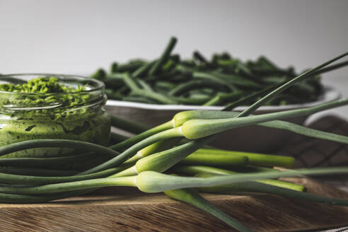 Knoblauchblütenstängel Pesto Hintergrund und Knoblauchblütenstängel - CAVF96771