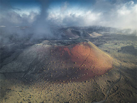 Roter Bergvulkan aus der Vogelperspektive - CAVF96778