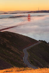 Nebliger Sonnenaufgang Golden Gate Bridge San Francisco Marin Headlands - CAVF96783