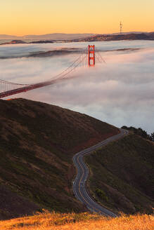 Nebliger Sonnenaufgang Golden Gate Bridge San Francisco Marin Headlands - CAVF96783