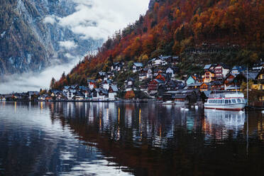 Hallstatt Stadt Dämmerung vom See aus gesehen bei Nacht - CAVF96800