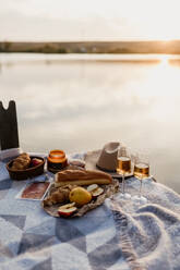 Ästhetisches Picknick im Freien mit Weingläsern, Brot und Beeren. - CAVF96806