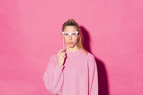 Frau mit Partybrille vor rosa Hintergrund - MIKF00209