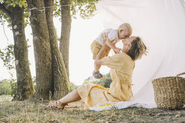 Frau spielt mit Sohn im Park - NDEF00398