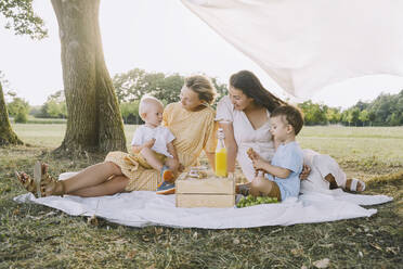 Frauen verbringen Zeit mit ihren Söhnen im Park - NDEF00415