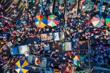 Luftaufnahme von Menschen auf dem neuen Fischmarkt in der Provinz Chattogram, Bangladesch. - AAEF17338