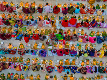 Luftaufnahme von Menschen beim Rakher Upobash Festival, Shri Shri Lokenath Brahmachari, Ashram-Tempel, Bangladesch. - AAEF17343