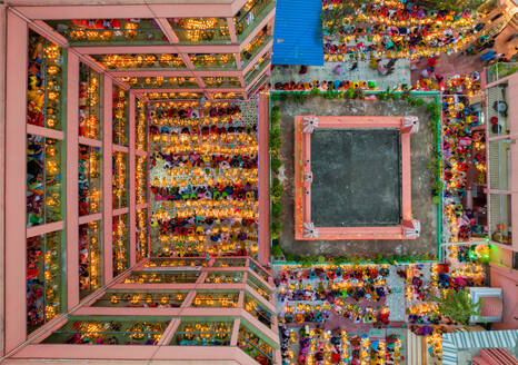 Luftaufnahme von Menschen beim Rakher Upobash Festival, Shri Shri Lokenath Brahmachari, Ashram-Tempel, Bangladesch. - AAEF17344