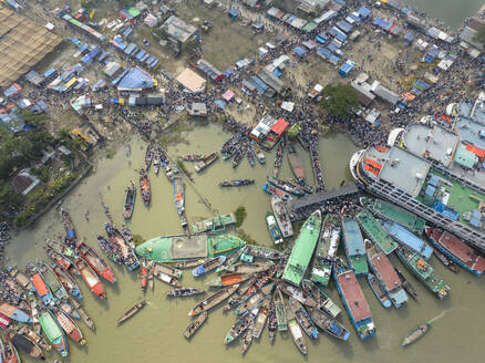 Luftaufnahme von Passagierbooten entlang des Hafens für die drittgrößte muslimische Versammlung in Barisal, Bangladesch. - AAEF17350