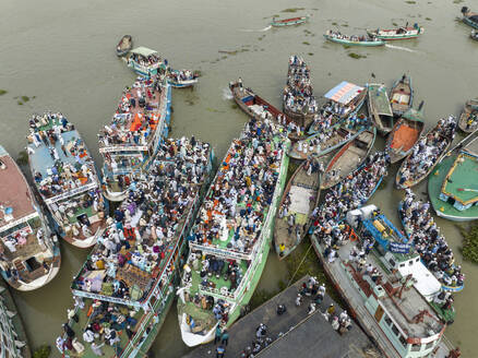 Luftaufnahme von Passagierbooten entlang des Hafens für die drittgrößte muslimische Versammlung in Barisal, Bangladesch. - AAEF17352