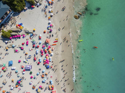 Luftaufnahme von Clifton 4. unberührter Strand mit weißem Sand und blauem Meer bunte Sonnenschirme mit Menschen schwimmen im Sommer, Kapstadt, Südafrika. - AAEF17362