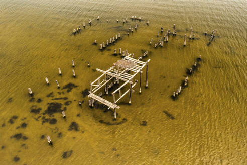 Luftaufnahme des Baus eines Piers und eines Docks in der Indian River Lagoon, Malabar, Florida, Vereinigte Staaten. - AAEF17365