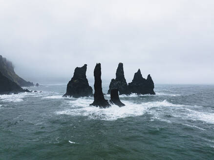 Luftaufnahme der Reynisdrangar-Felsen, Basaltmeerstapel unter dem Berg Reynisfjall im Süden Islands. - AAEF17376