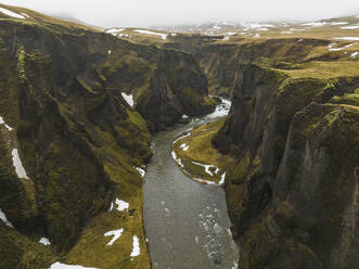 Luftaufnahme des grünen Canyons Fjadrargljufur in der Nähe des Mogarfoss-Wasserfalls in Südisland. - AAEF17380