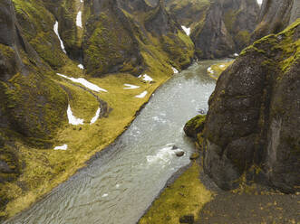 Luftaufnahme des grünen Canyons Fjadrargljufur in der Nähe des Mogarfoss-Wasserfalls in Südisland. - AAEF17381