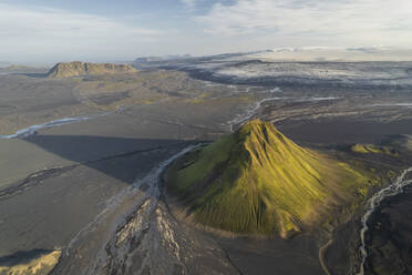 Luftaufnahme des Berges Maelifell bei Sonnenuntergang mit Tallandschaft, Island. - AAEF17394