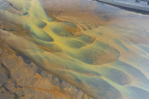 Luftaufnahme einer abstrakten Wasserformation entlang der Küste im Naturreservat Floi, Island. - AAEF17397