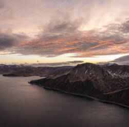 Luftaufnahme einer Straße entlang der Küstenlinie am Berg bei Dutch Harbour auf Amaknak Island in der Unalaska Bay, Alaska, Vereinigte Staaten. - AAEF17400