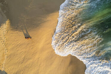 Luftaufnahme einer Person am Strand von Playa de los Amantes, Cabo San Lucas, Baja California, Mexiko. - AAEF17404