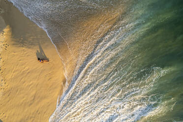 Luftaufnahme einer Person am Strand von Playa de los Amantes, Cabo San Lucas, Baja California, Mexiko. - AAEF17406