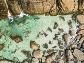 Luftaufnahme von Menschen im Injidup Natural Spa an der Küste, Yallingup, Westaustralien, Australien. - AAEF17412