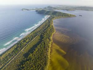 Luftaufnahme der wunderschönen Küstenlinie im Booti Booti National Park, Wallis Lake, New South Wales, Australien. - AAEF17415