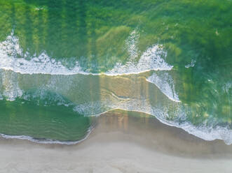 Luftaufnahme der Wellen, die sich am Strand von Booti Booti, Wallis Lake, New South Wales, Australien, brechen. - AAEF17416