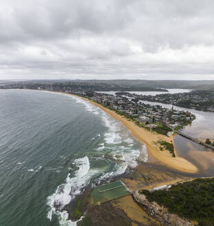 Luftaufnahme von North Narabeen Rockpool , New South Wales, Australien. - AAEF17418