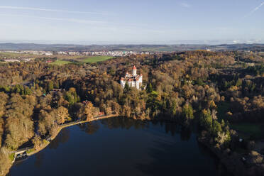 Luftaufnahme der Burg Zamek Konopiste in Benesov, Böhmen, Tschechische Republik. - AAEF17424