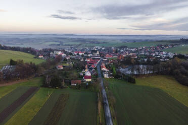 Luftaufnahme von Milicin, Mittelböhmen, Tschechische Republik. - AAEF17426