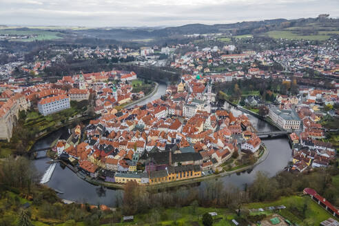 Luftaufnahme von Cesky Krumlov, einer schönen mittelalterlichen Stadt an der Moldau in Südböhmen, Tschechische Republik. - AAEF17430