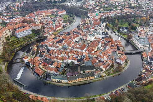 Luftaufnahme von Cesky Krumlov, einer schönen mittelalterlichen Stadt an der Moldau in Südböhmen, Tschechische Republik. - AAEF17431