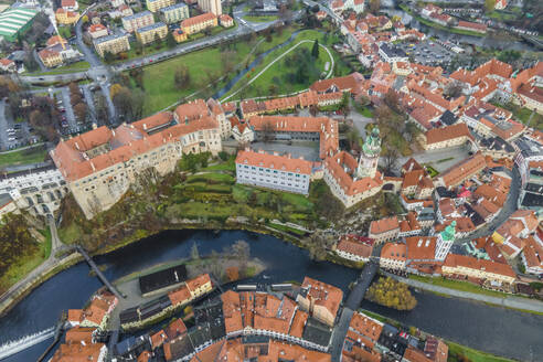 Luftaufnahme von Cesky Krumlov, einer schönen mittelalterlichen Stadt an der Moldau in Südböhmen, Tschechische Republik. - AAEF17432