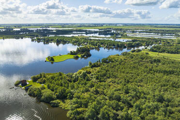 Luftaufnahme des Erholungssees Sânemar im Nationalpark De Alde Feanen, Earnewald, Friesland, Niederlande. - AAEF17450