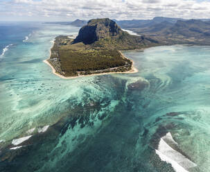 Panoramablick auf den Berg Le Morne am frühen Morgen mit Riff und Bergkette im Hintergrund, Le Morne Brabant, Mauritius. - AAEF17457