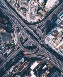 Luftaufnahme eines komplexen städtischen Straßenkreuzes in Shanghai, China. - AAEF17463