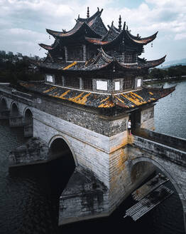 Luftaufnahme einer kühlen Brücke mit Turm in Yunnan, China. - AAEF17472