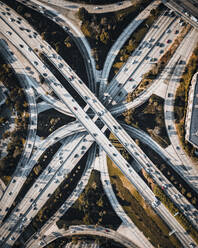 Luftaufnahme eines Fahrzeugs auf einer belebten Straße in Los Angeles, Vereinigte Staaten. - AAEF17474