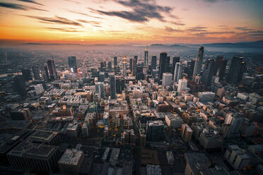 Luftaufnahme der Innenstadt von Los Angeles bei Sonnenuntergang, Vereinigte Staaten. - AAEF17476