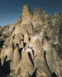 Luftaufnahme von hohen, kegelförmigen Felsformationen im Mönchstal, Kappadokien, Türkei. - AAEF17485