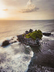 Luftaufnahme des Tempels Tanah Lot bei Sonnenuntergang auf Bali, Indonesien. - AAEF17505