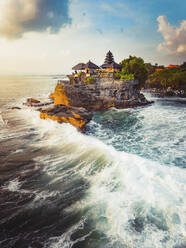 Luftaufnahme des Tempels Tanah Lot bei Sonnenuntergang auf Bali, Indonesien. - AAEF17508