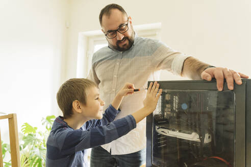 Sohn lernt mit Vater zu Hause Computer zu reparieren - OSF01434