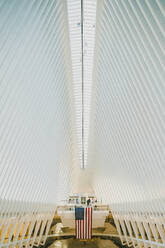 Zeitgenössisches Gebäude des Westfield World Trade Center mit an der Decke hängender Flagge der USA in futuristischem Design - ADSF43255