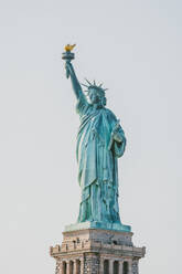 Von unten außerhalb der berühmten Freiheitsstatue aus Stein gegen blauen bewölkten Himmel in New York City gelegen - ADSF43260