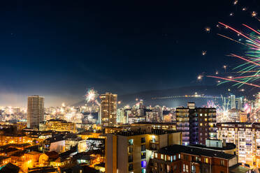 Erstaunlicher Blick auf die Innenstadt von Tiflis während des Neujahrstreffens 2023 mit Feuerwerk in der Nacht - ADSF43277