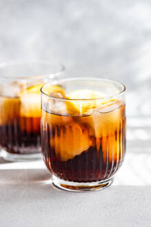 Alkoholcocktail Cuba Libre mit Orangenscheibe und Eis im Glas - ADSF43280