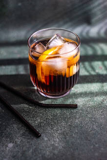 Alkoholcocktail Cuba Libre mit Orangenscheibe und Eis im Glas - ADSF43282